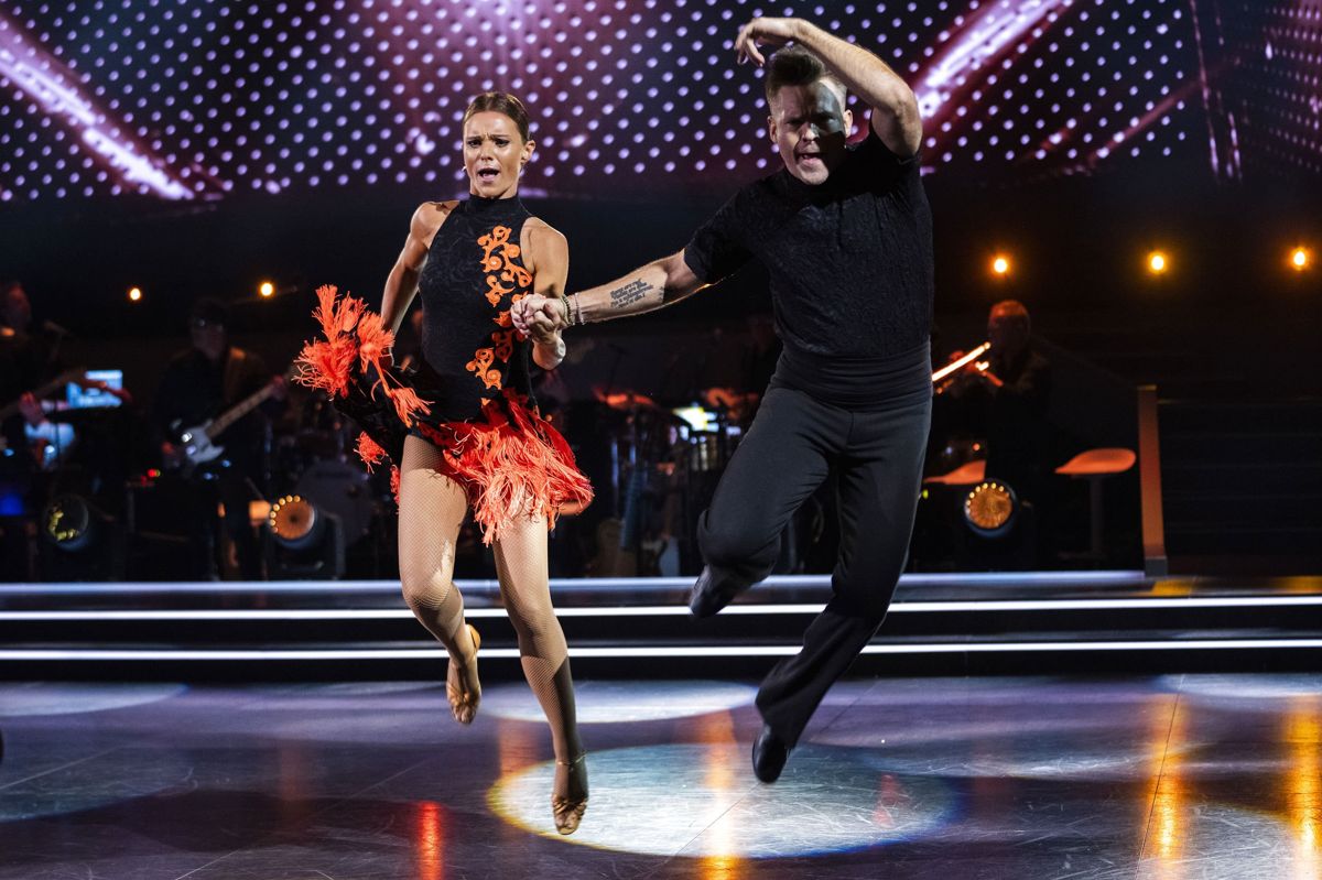 I programmets andet afsnit imponerede Silas Holst og Lise Rønne med en lynhurtig jive til sangen "Land of 1000 dances". En sang, som blev valgt af Silas Holst, da det var den, han blev verdensmester til.
