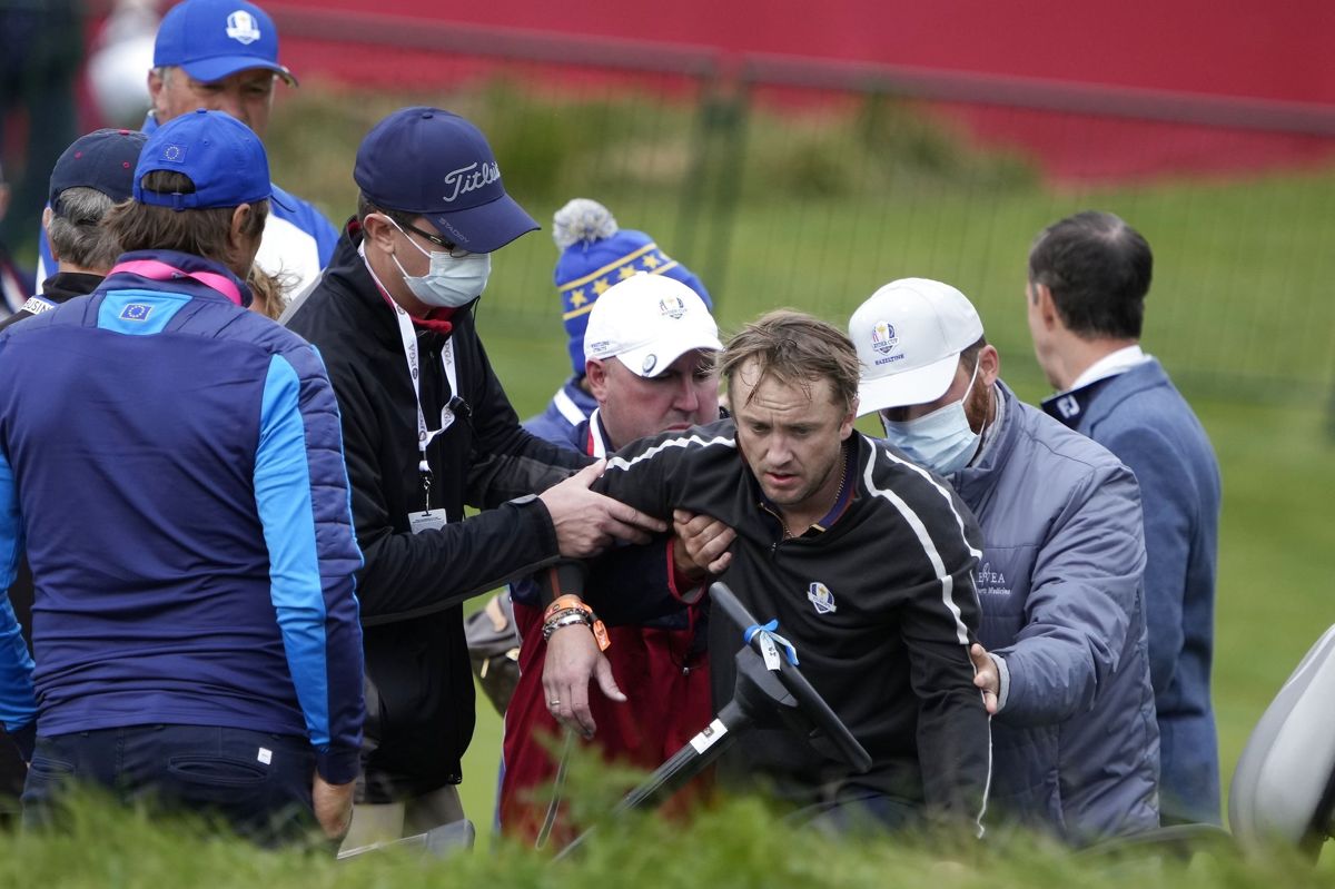Skuespiller Tom Felton bliver hjulpet på benene efter at være kollapset på 18. hul af golfturnering.