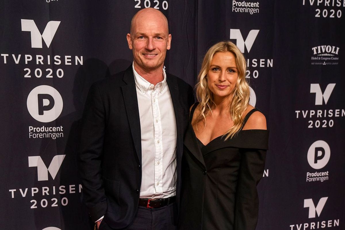 47-årige Lasse Sjørslev og 31-årige Josefine Høgh bekræftede deres forhold i februar 2019 og giftede sig ved et julebryllup den 29. december samme år.