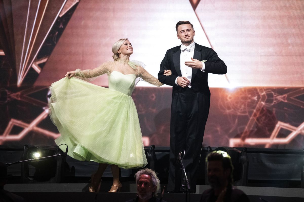 Jimilian er kendt for at have lavet hits som "Slem igen" og damer på lager. Mens det er dansepartneren Asta Björks fjerde sæson af "Vild med dans", hun har tidligere vundet programmet med skuespilleren Simon Stenspil i 2018.