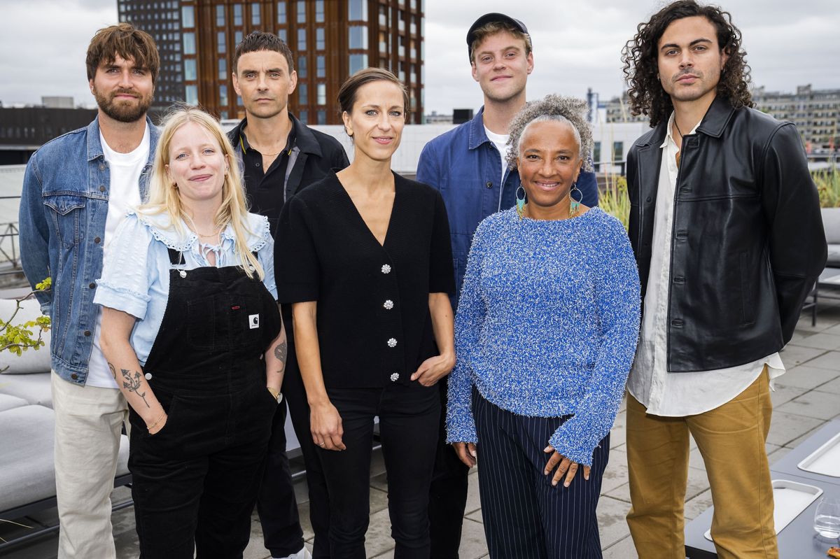 Simon Kvamm udgør sammen med Mathilde Falch, Hjalmer, Maria Bramsen, Katinka Bjerregaard, Alex Vargas og Malte Ebert årets hold i TV 2's uhyre populære musikfortolkningsprogram "Toppen af poppen".