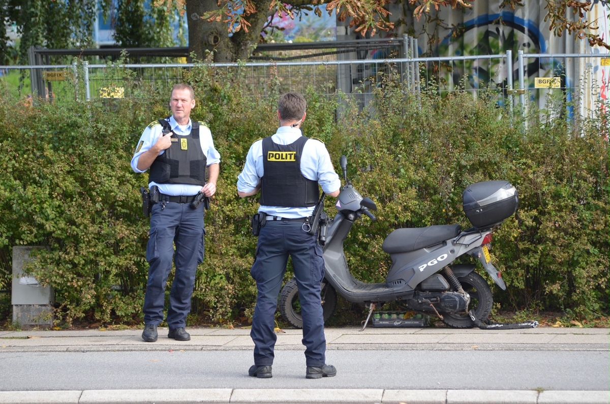 En knallert og en cyklist stødte sammen