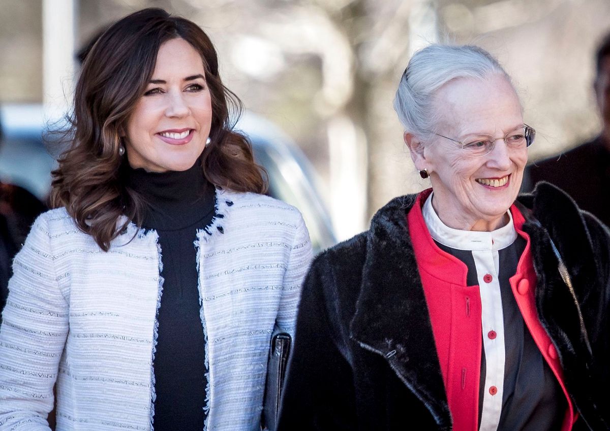 Kronprinsesse Mary var på den officielle gæsteliste, da dronning Margrethe søndag havde inviteret til Hærens Hæderstegnsmiddag på Fredensborg Slot. Det var et arrangement, som også majestætens gravhund Tilla, mente den skulle med til.