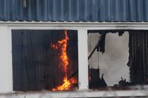 Stor bygning i flammer