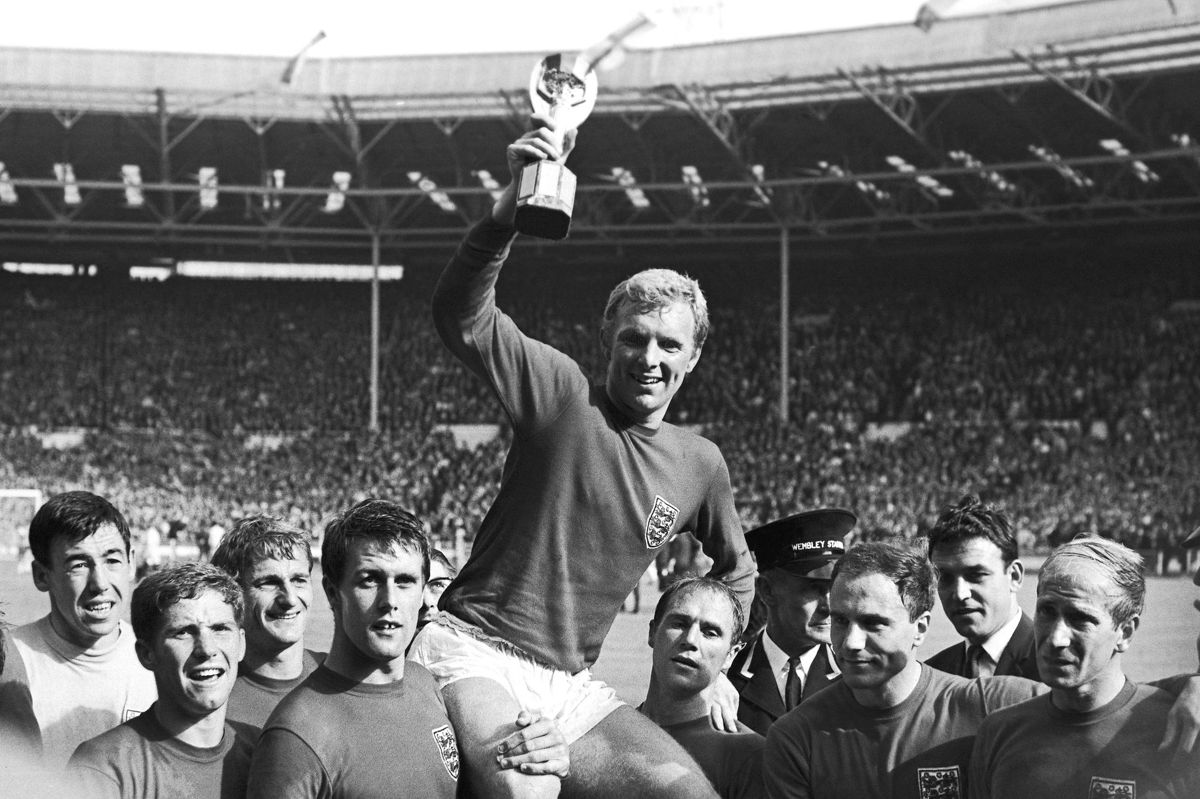 Roger Hunt (nummer tre fra venstre) var med til at vinde VM i 1966. (Arkivfoto)