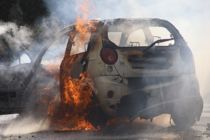 I flammer midt på vejen