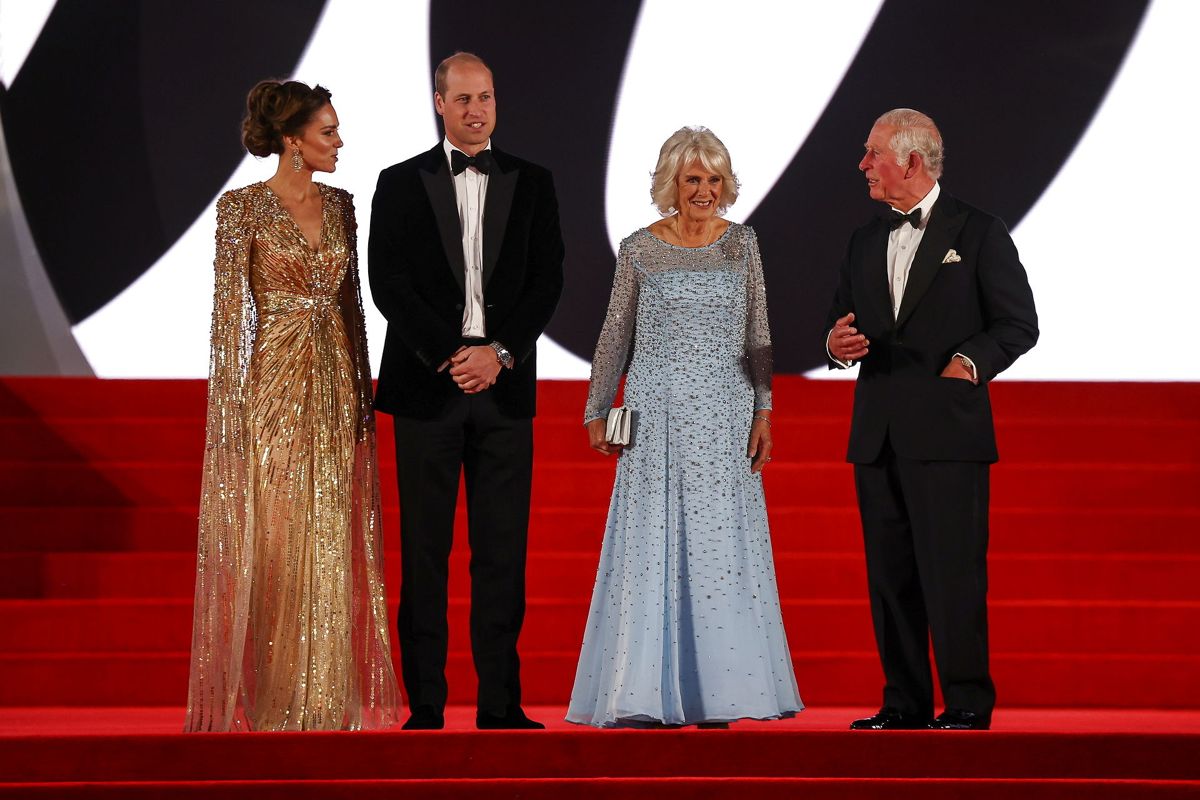 Hertuginde Kate og Prins William sammen med prins Charles og hertuginde Camilla ved premieren.