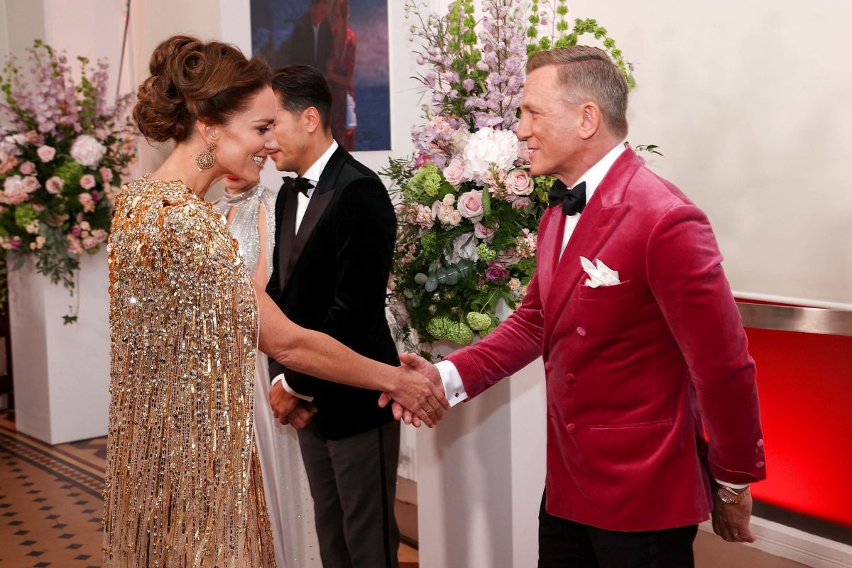 Hertuginde Kate hilser på 'James Bond'.