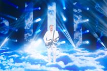 Johnny og fans hjælper hinanden