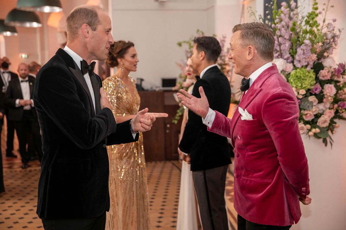 Prins William hilser på Daniel Craig.