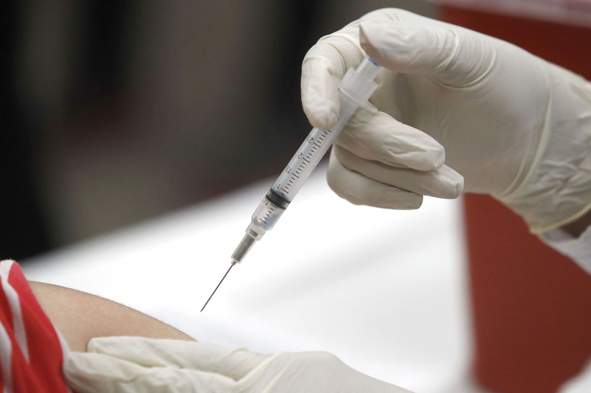 Er man omfattet af tilbuddet om gratis vaccination, som træder i kraft 1. oktober, kan man bestille tid hos lægen, henvende sig på apoteket, eller hvor man plejer at blive vaccineret. Til voksne gives vaccinen med et stik, mens små børn vaccineres med næsespray. (Arkivfoto)