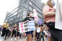 Titusinder er på gaden mod strammere abortlove