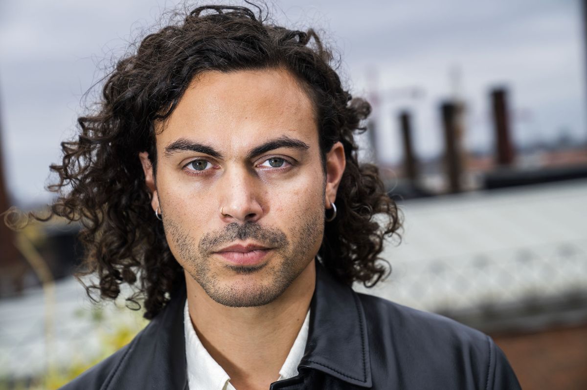 Alex Vargas har rygende travlt for tiden. Han er aktuel i "Toppen af poppen", han er ved at lægge sidste hånd på sin kommende plade, og så er han netop blevet far for anden gang. - Det er fantastisk! Det er virkelig, virkelig dejligt og skidesjovt. Men man lærer også, at der er forskel på at have et barn og at have børn. Det er en kæmpe omvæltning for os alle sammen, også for storesøster, fortæller Alex Vargas.
