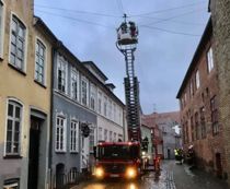 Ung mand lå to timer på tag