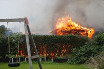 Kolonihavehus i flammer