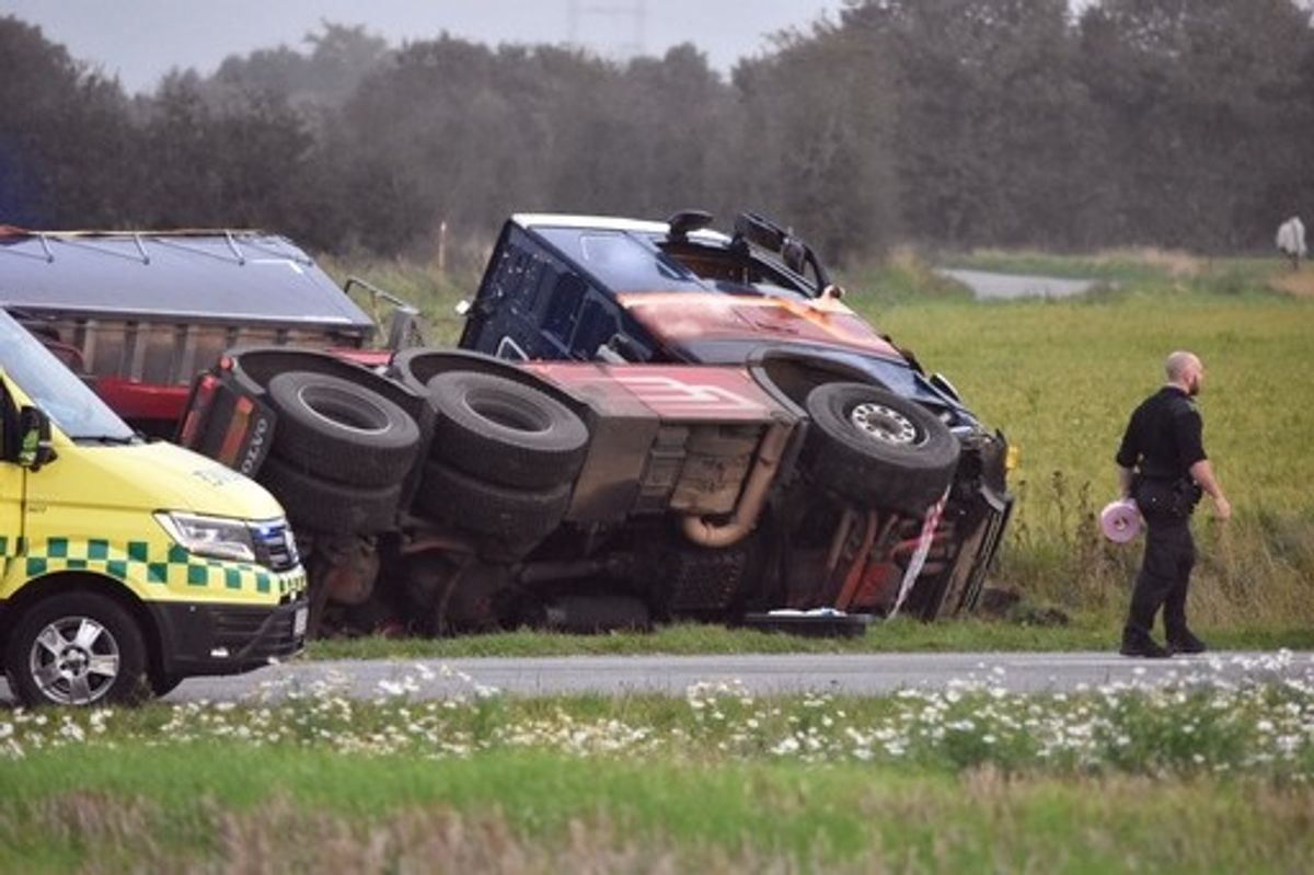 Foruden lastbilen var en personbil impliceret i ulykken.