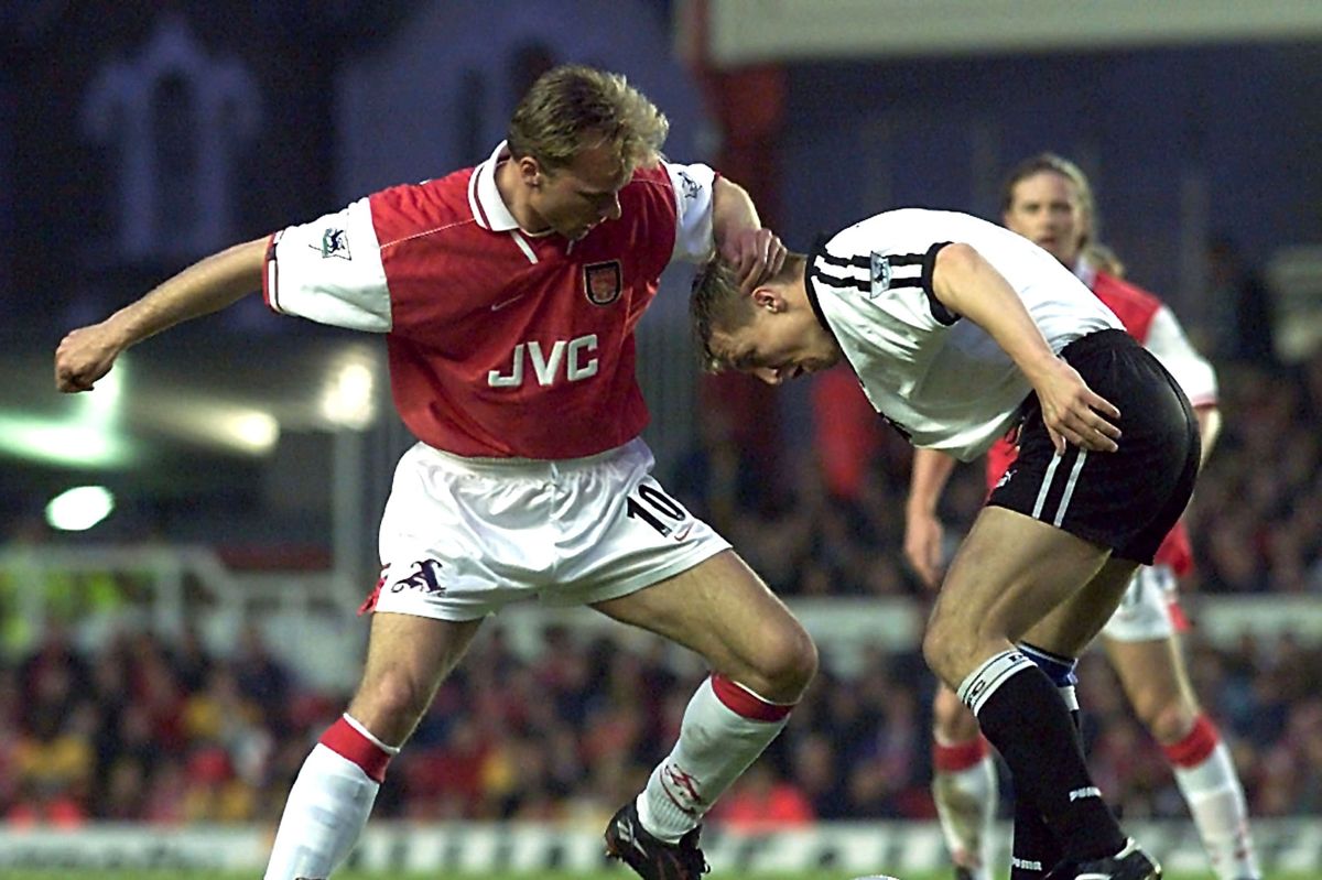 Jacob Laursen (t.h.) - her i kamp med Arsenals Dennis Bergkamp - havde sin storhedstid i engelske Derby. I Danmark spillede han for Vejle, Silkeborg, FC København, AGF og FC Fredericia.