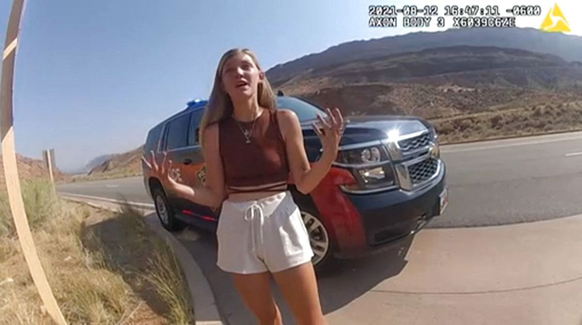 Gabby Petito ses her i samtale med politiet i Moab i delstaten Utah. Parret skændtes offentligt flere gange, og et vidne har anmeldt at have set Brian slå Gabby.
