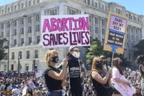 Dommer sætter omstridt abortlov på pause