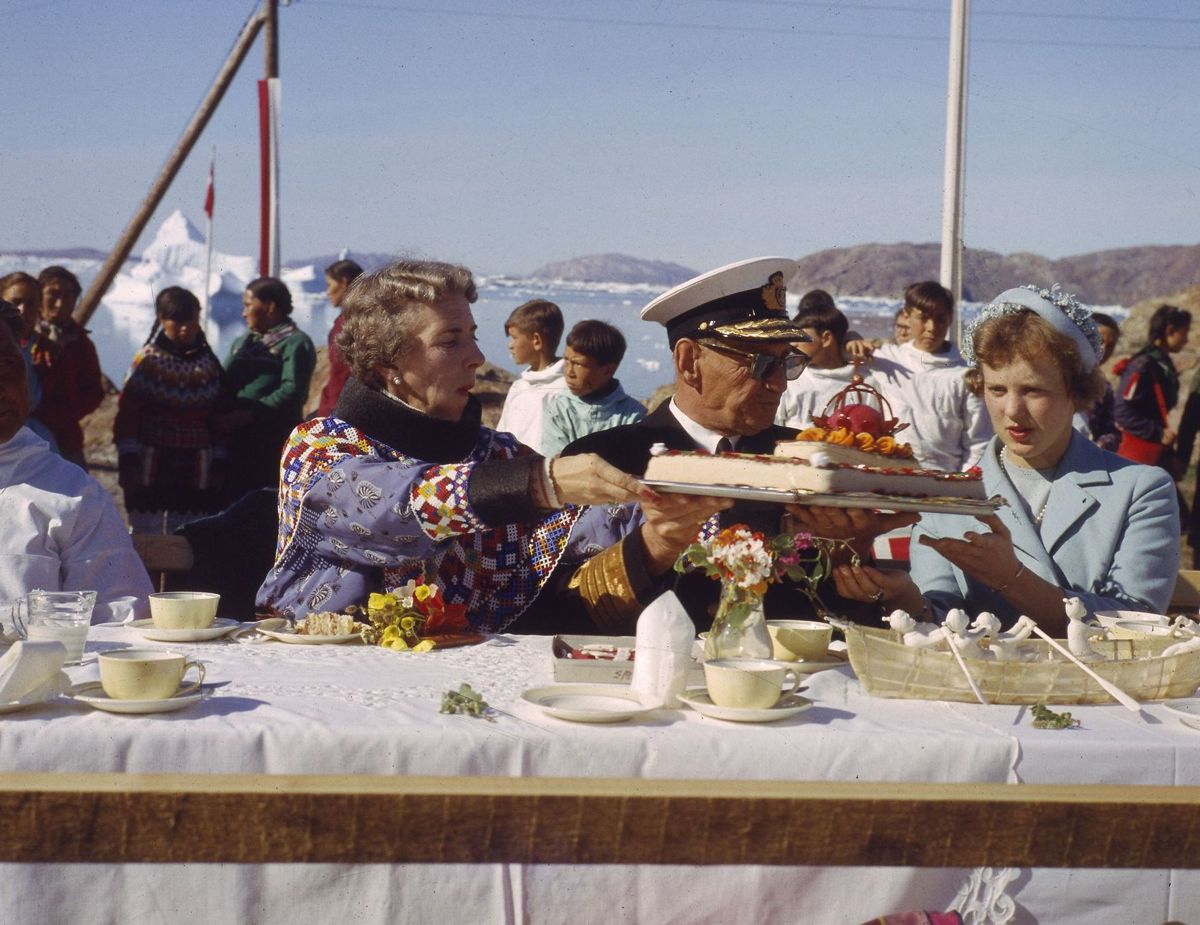 Kongeparret, dronning Ingrid og kong Frederik IX, og prinsesse Margrethe til kaffemik i Upernarvik i 1960.