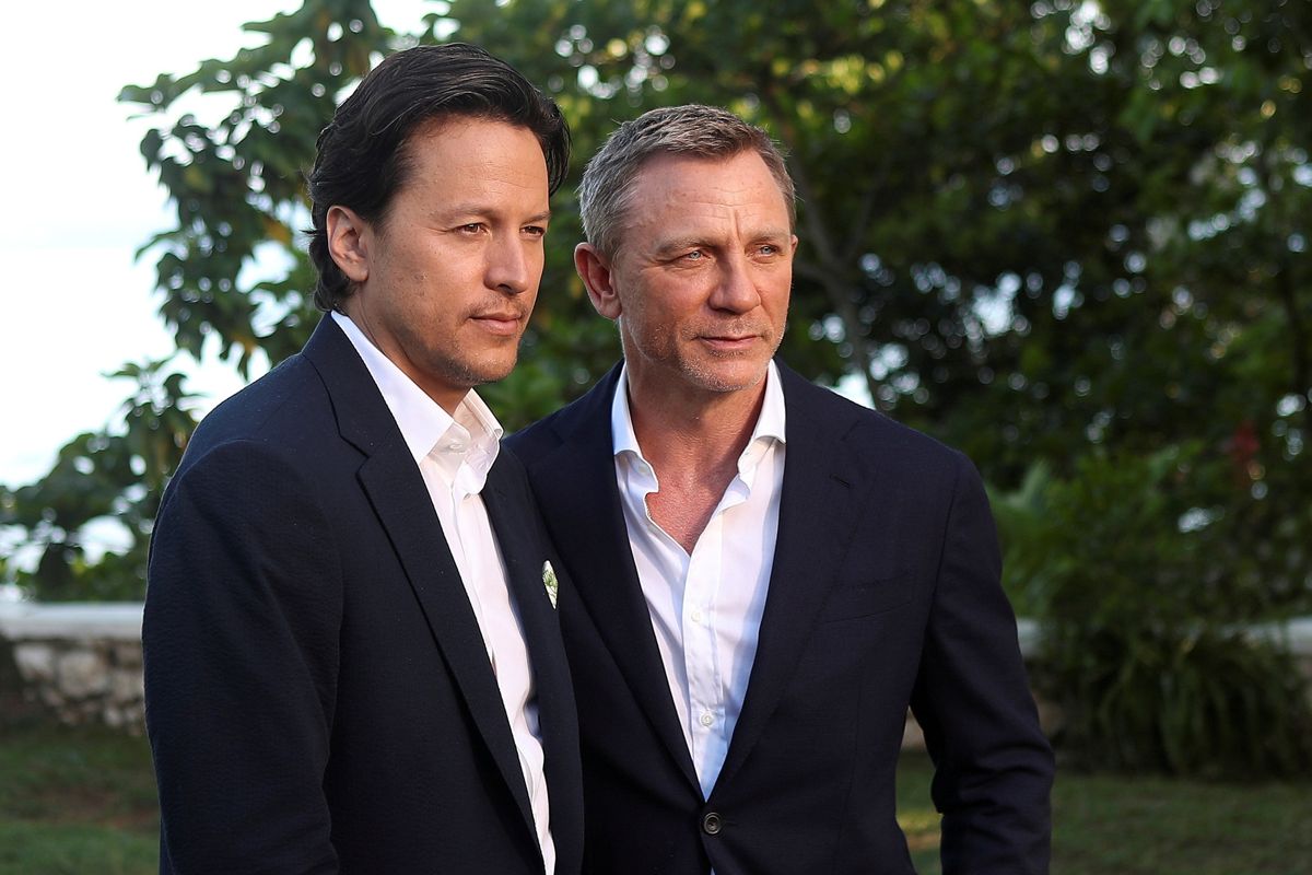 - Jeg vidste ikke, jeg var den første amerikanske instruktør af en Bond-film, før vi var langt inde i optagelserne. Jeg er vokset op med Bond, så det føltes ikke fremmed, eller som om jeg skulle dykke dybt ned i den britiske kultur, fortæller instruktør Cary Fukunaga (tv.), som her ses sammen med hovedrolle-indehaveren Daniel Craig.