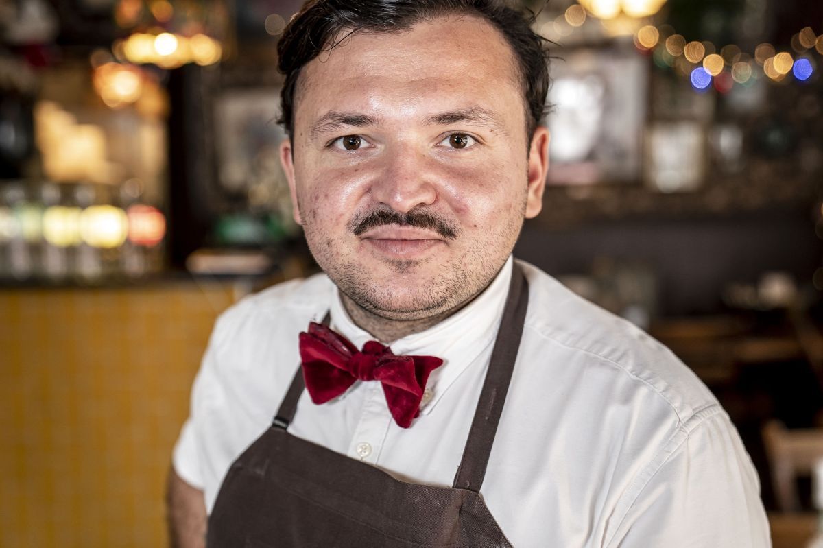 Når 31-årige Umut Sakarya ser "Badehotellet", så drømmer han om selv en dag at blive den sure kok, der fastlægger ugemenuen.