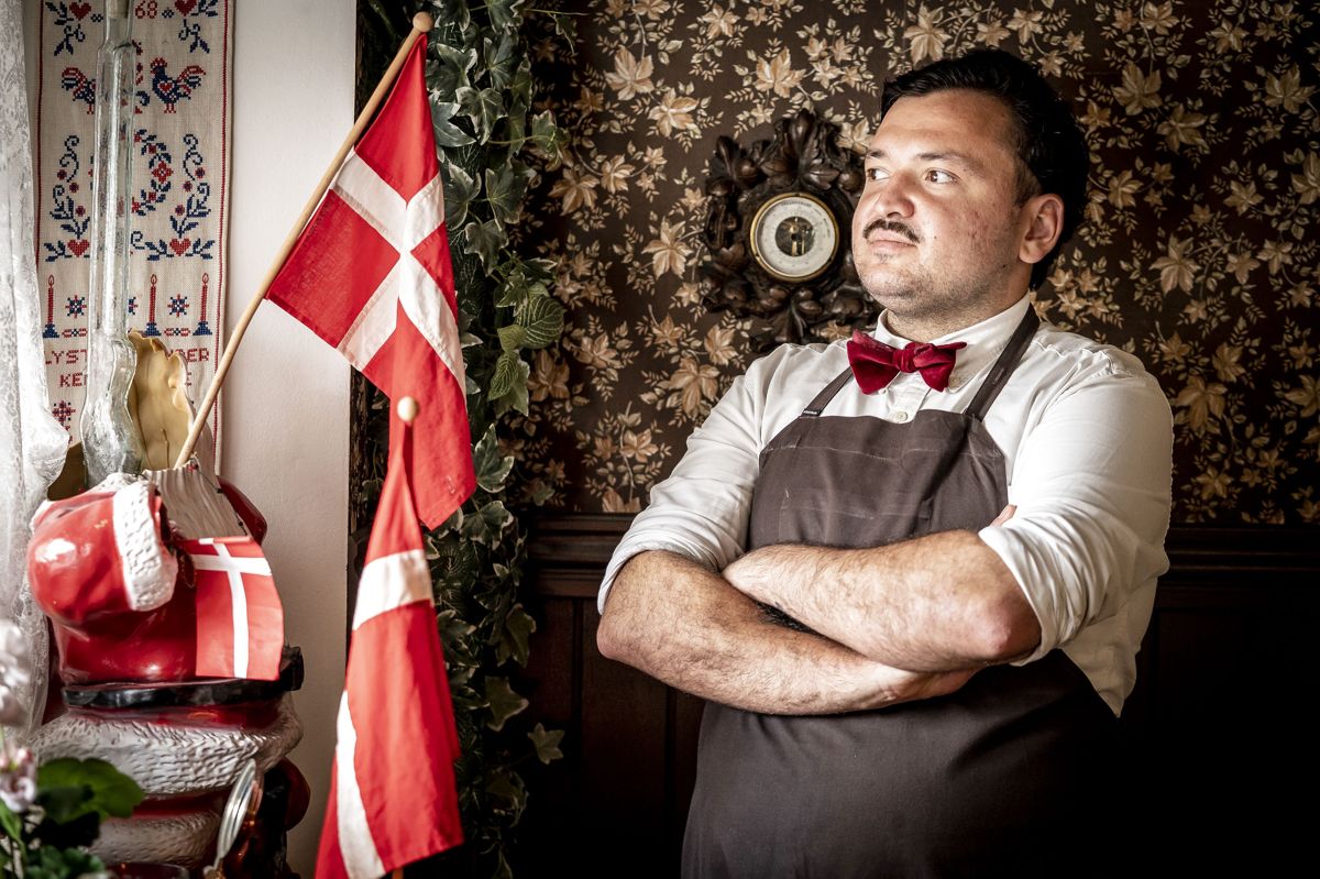 - Da jeg tog min kokkeuddannelse, var det ikke for at lave dansk mad, for jeg anede ikke, hvad dansk mad var. Ligesom mange andre ikke ved det. På en eller anden måde har man fået tilkoblet dansk mad noget politisk, så det er koblet til stegt flæsk, flæskesteg og Dansk Folkeparti. Og det tror jeg, har afgrænset folk fra at udforske dansk mad, siger Umut Sakarya.