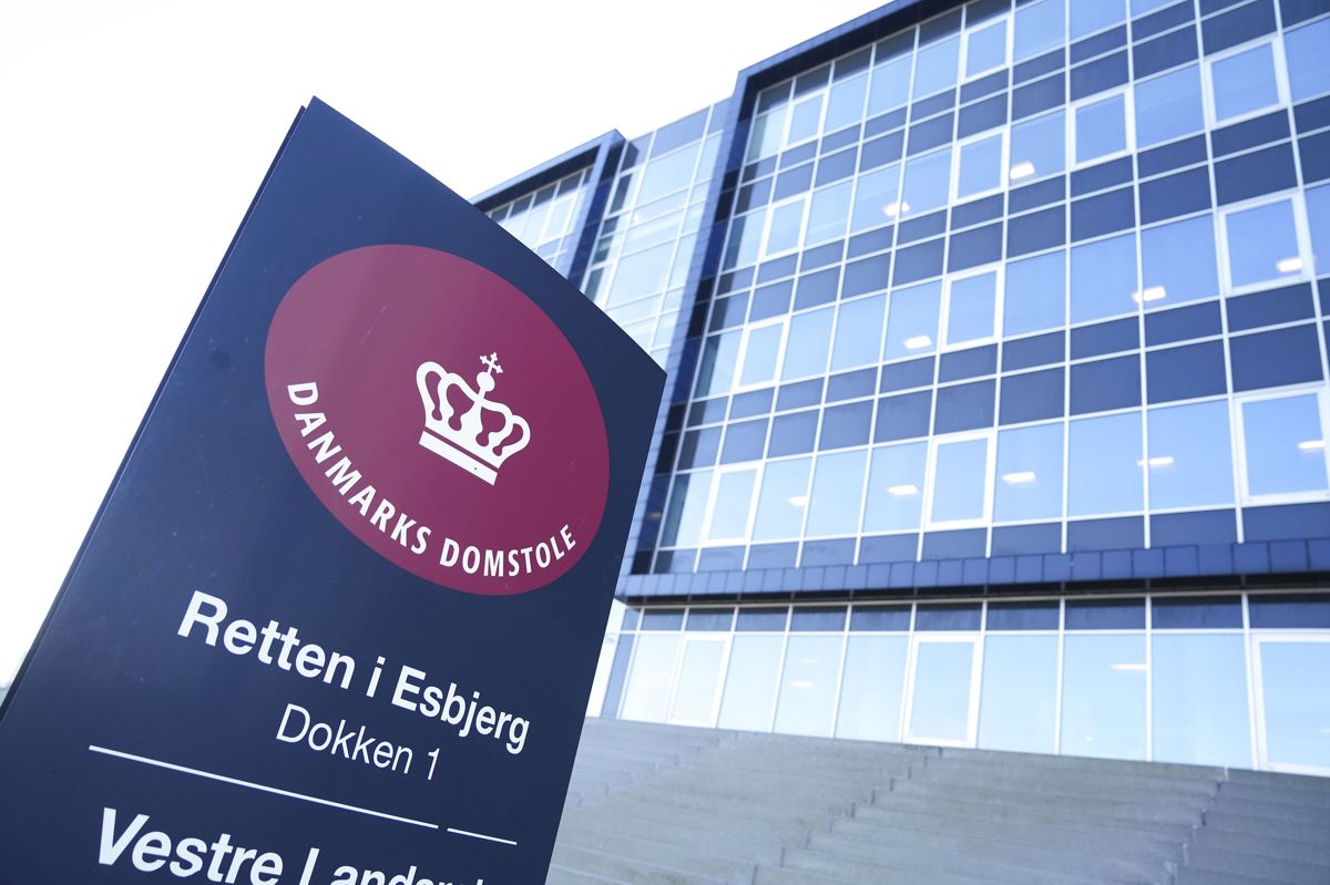 En 33-årig mand står ved Retten i Esbjerg tiltalt for at have voldtaget en kvinde, der var så påvirket af stoffer, at hun ikke kunne modsætte sig hans handlinger. Desuden er han tiltalt for ikke at hjælpe eller tilkalde hjælp til en kvinde, der døde af en overdosis.