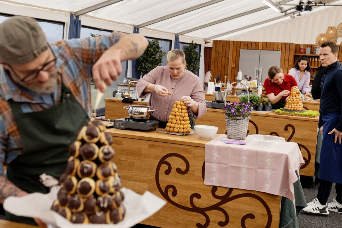 Katharina da Costa kæmpede med den svære dessertkage croquembouche, som hun ikke kunne vriste fri fra kegleformen. Den kostede hende pladsen i "Den store bagedyst" som den første.