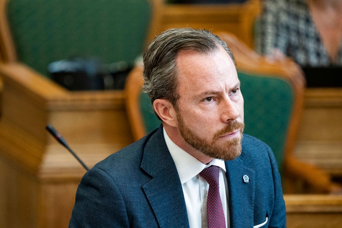 Det er helt usædvanligt, at der ikke kommer en stikpille til den siddende statsminister. Og uhørt at en tidligere statsminister stikker til en siddende.