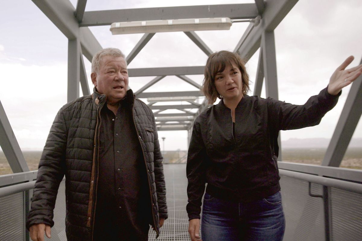 William Shatner (tv) på Blue Origins opsendelsessted i Van Horn i Texas. Han vises rundt af Sarah Knights fra rumfirmaet.