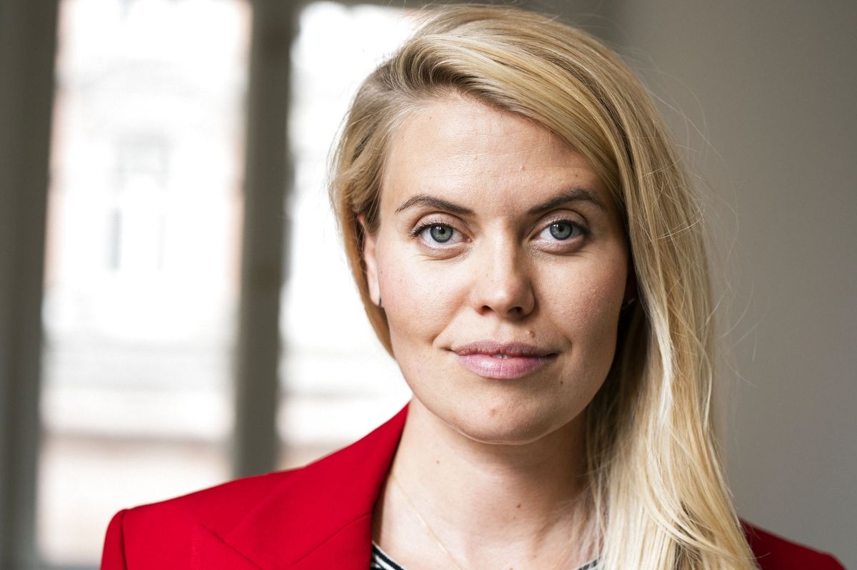 Skuespiller Anna Stokholm har mange scener over for Lotte Andersen i fjerde sæson af "Sygeplejeskolen", som i øjeblikket løber over skærmen på TV 2 Charlie. - Vi havde en del scener sammen, og derfor skulle vi have en connection, selv om vi jo spiller dødeligt uvenner, siger Anna Stokholm om sin kollega.