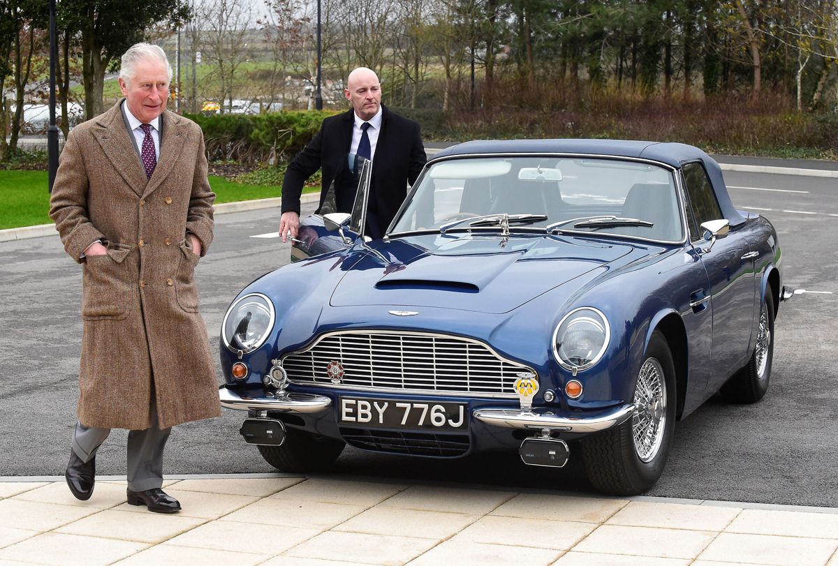 Prins Charles ved sin blå og nu mere klimavenlige Aston Martin, han fik af sin mor, da han fyldte 21 år.