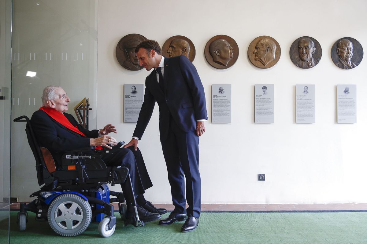 Hubert Germain (tv) ses under et møde med Frankrigs præsident, Emmanuel Macron, i juni 2020.