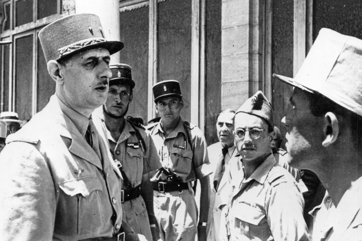 Hubert Germain (bagerst i midten) ses sammen med den daværende leder af de frie franske styrker, Charles de Gaulle, under Anden Verdenskrig i Tunesien i 1943. (Arkivfoto)