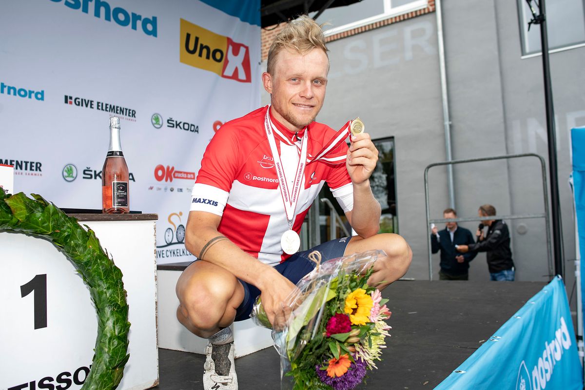 Mads Würtz Schmidt ses her på sejrspodiet, efter han vandt herrernes DM i linjeløb, der blev kørt i Give søndag den 20. juni.