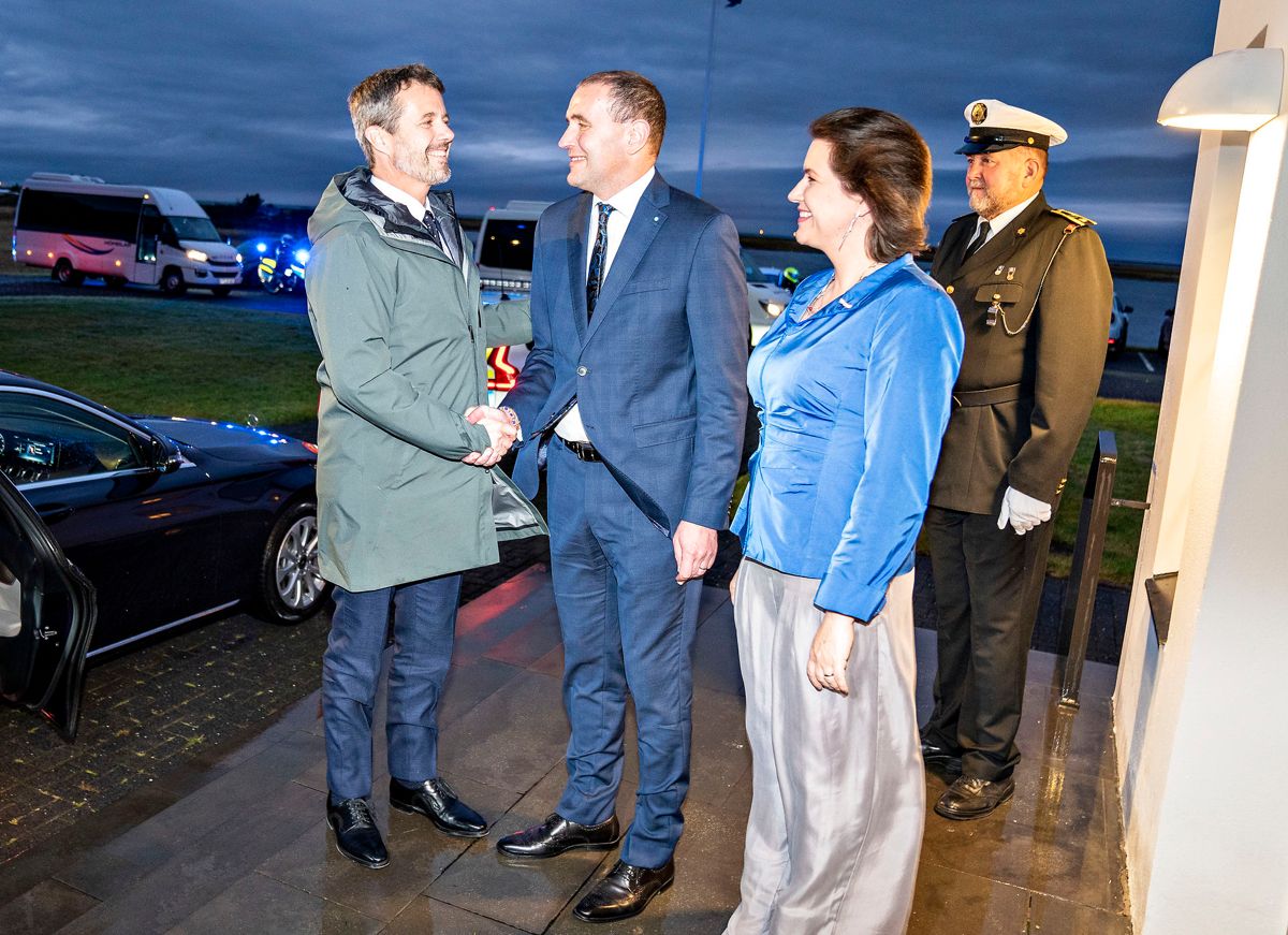 Kronprinsen hilser på Islands præsident Guðni Thorlacius Jóhannesson.