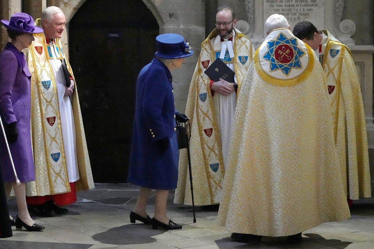 Dronningen besøgte Westminster Abbey den 12. oktober. Med sig havde hun en stok.
