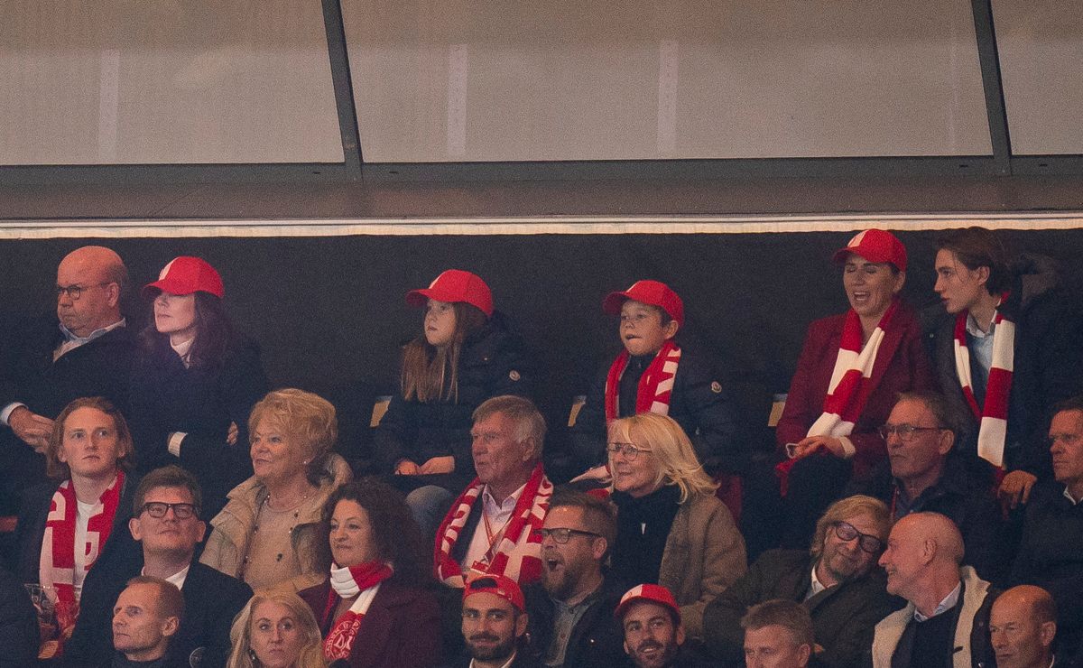 Kronprinsesse Mary med Vincert og Josephine under VM-kvalifikationskampen mellem Danmark-Østrig i Parken.