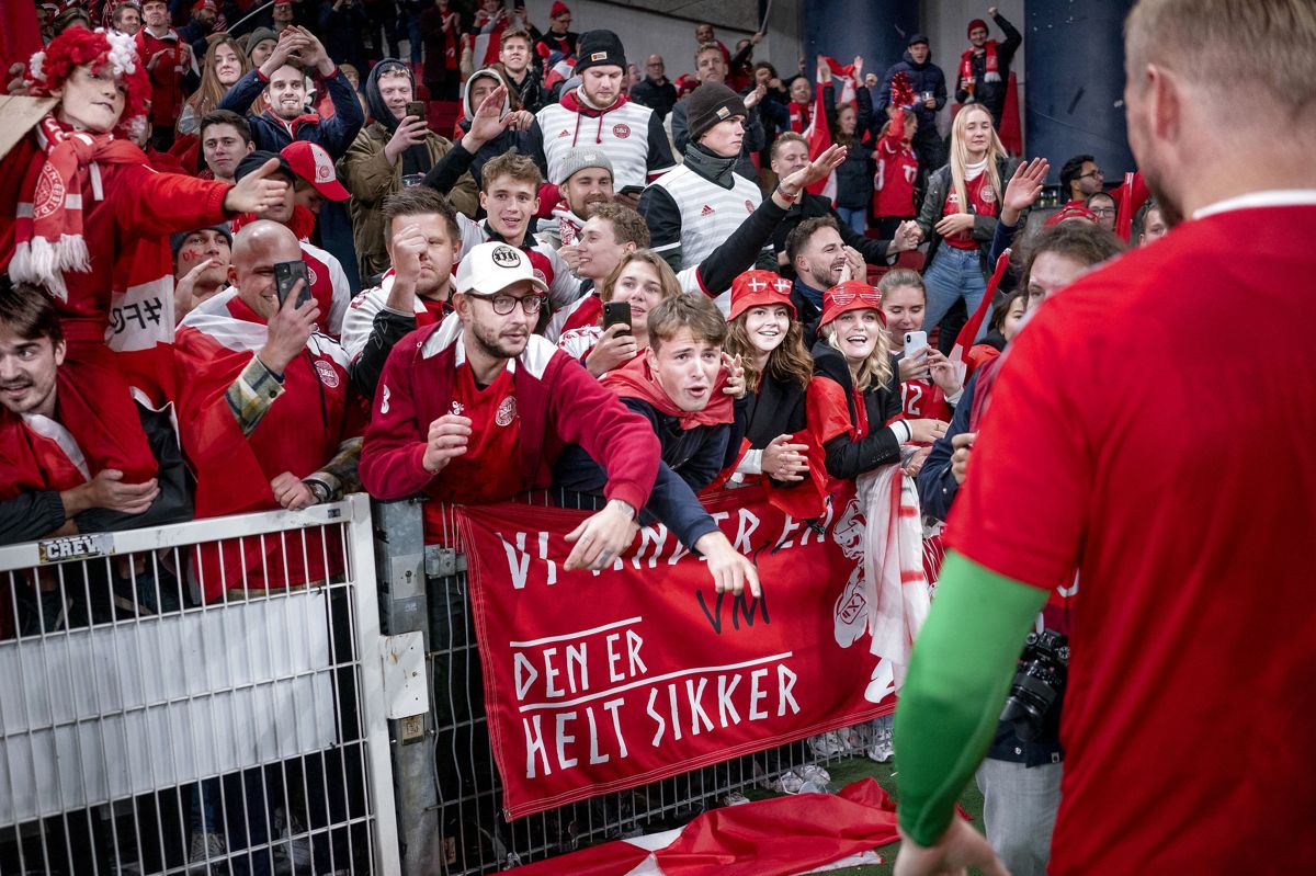 Danske fans og Kasper Schmeichel efter VM-kvalifikationskampen mellem Danmark-Østrig i Parken, tirsdag den 12. oktober 2021. (Foto: Liselotte Sabroe/Ritzau Scanpix)