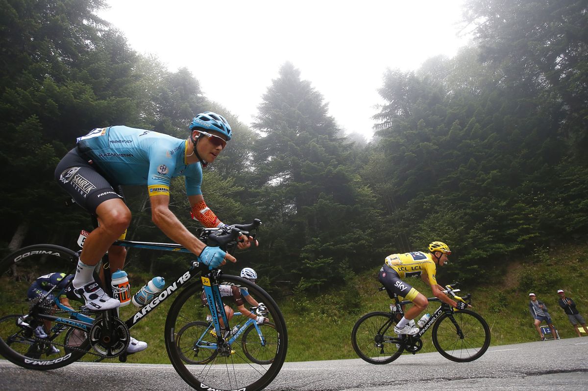 Jakob Fuglsang skal fra næste sæson køre på hold med Chris Froome (gul trøje). (Arkivfoto)
