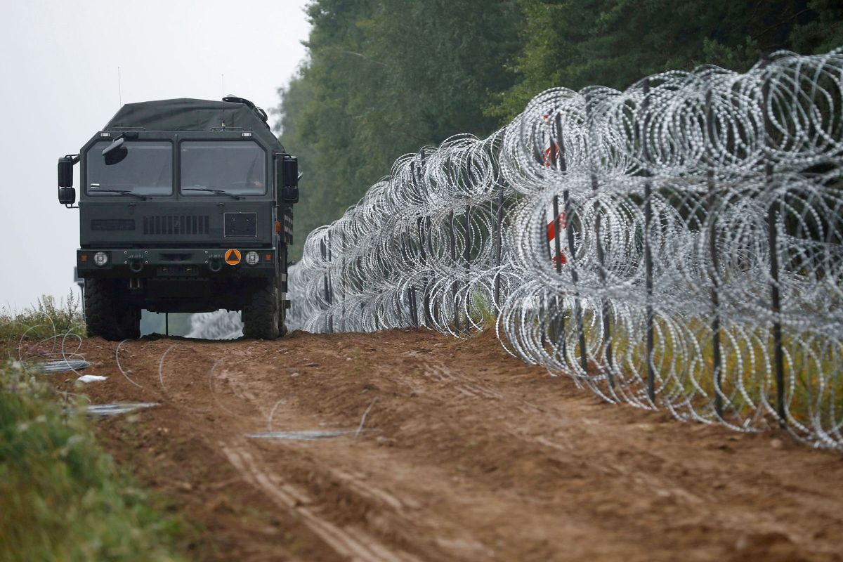 I forvejen har Polen sat kilometervis af pigtrådshegn op for at forhindre asylansøgere i at komme over grænsen fra Hviderusland. Nu vil den polske regering også bygge en mur. (Arkivfoto).