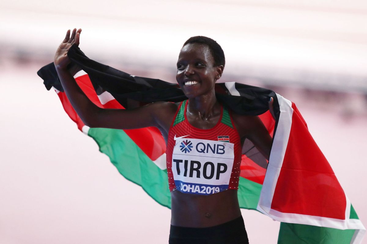 Agnes Tirop vandt blandt andet to gange VM-bronze i 10.000 meter løb. Her fejrer hun tredjepladsen ved VM i Doha i 2019.