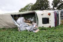 Lastbil vælter rundt efter ulykke