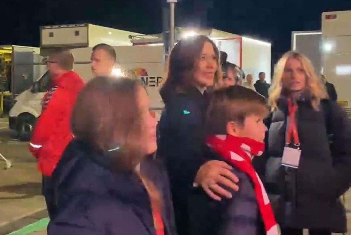 Her er kronprinsesse Mary, prins Vincent og prinsesse Josephine ved at gøre sig klar til pressefotografernes billeder inden kampen.