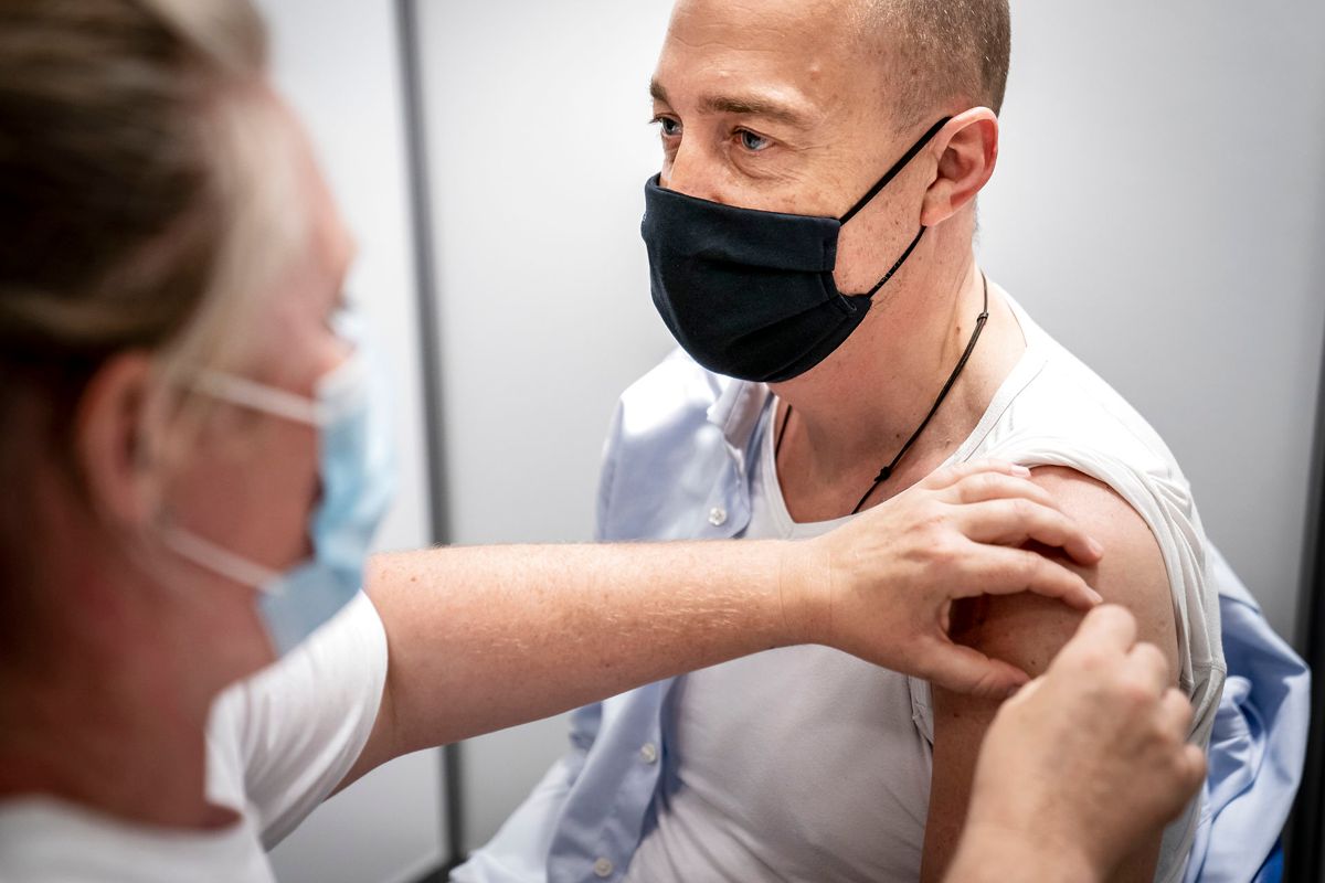 Alle over 18 år anbefales at blive tilbudt revaccination mod covid-19, oplyser Syndhedsstyrelsen.