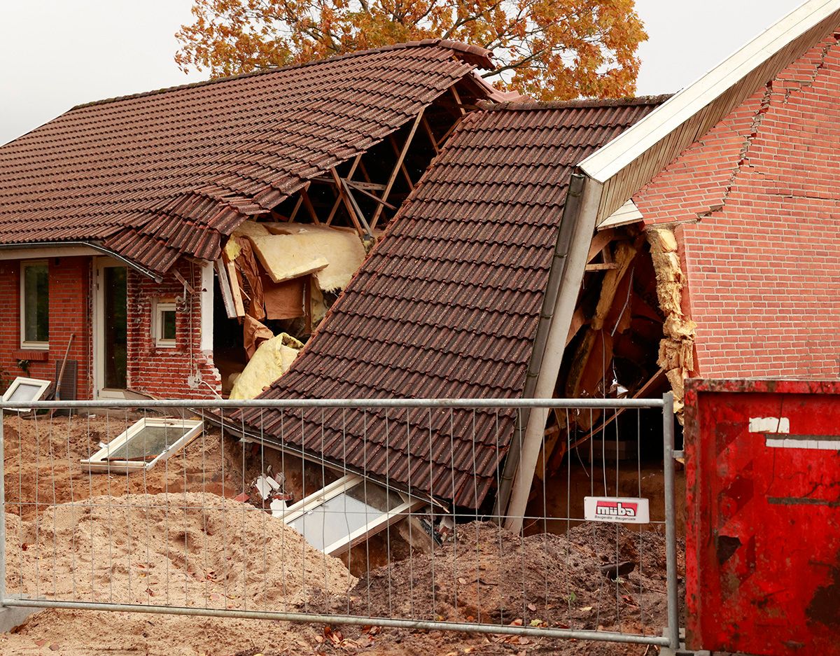 Familien Junker har så småt fået overblik over skaderne på deres hus, der pludselig styrtede sammen