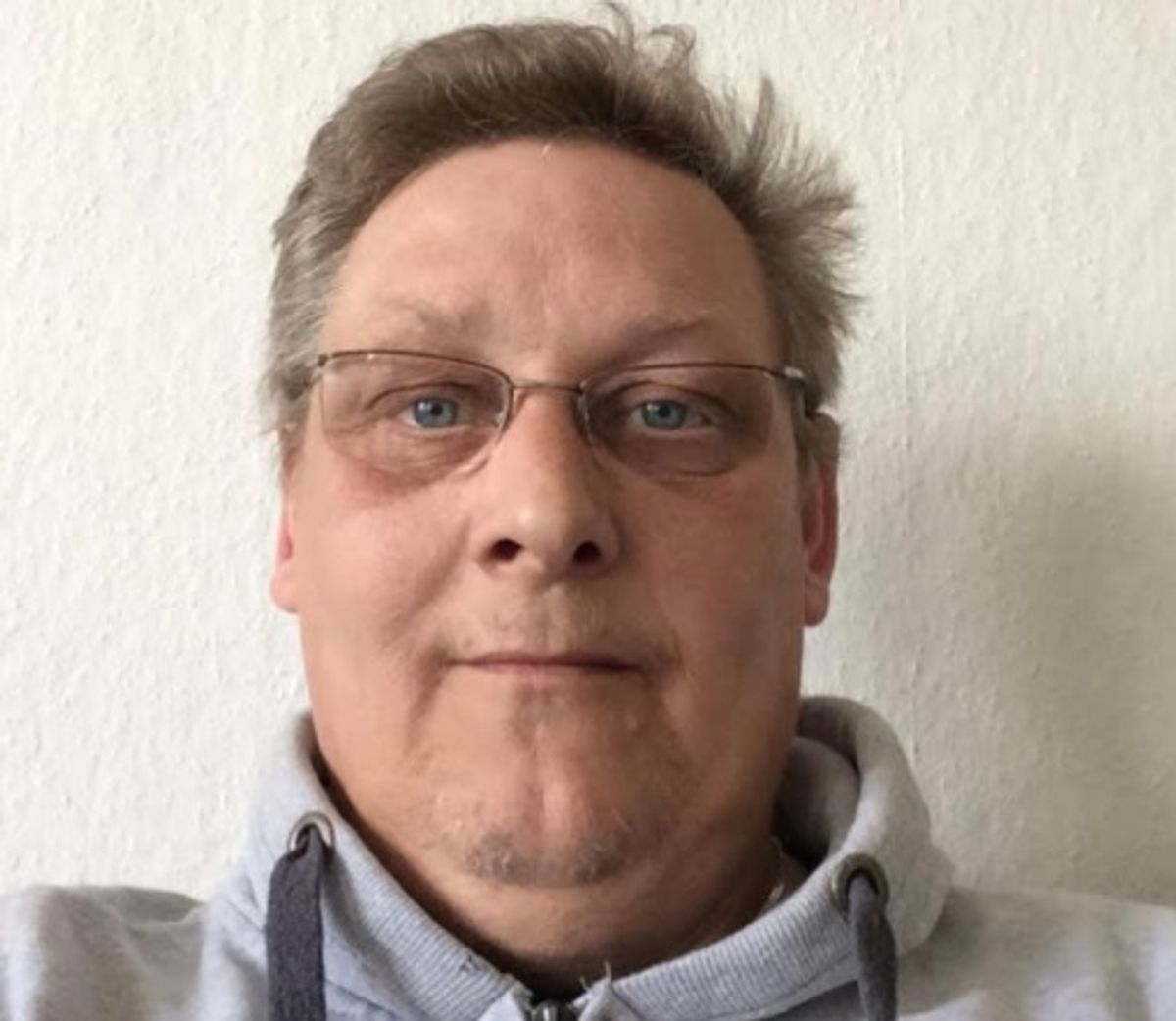 Politiet efterlyser Han Thomsen.