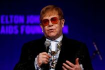 Elton John lever stadig på kanten