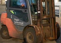 Begår indbrud med gaffeltruck